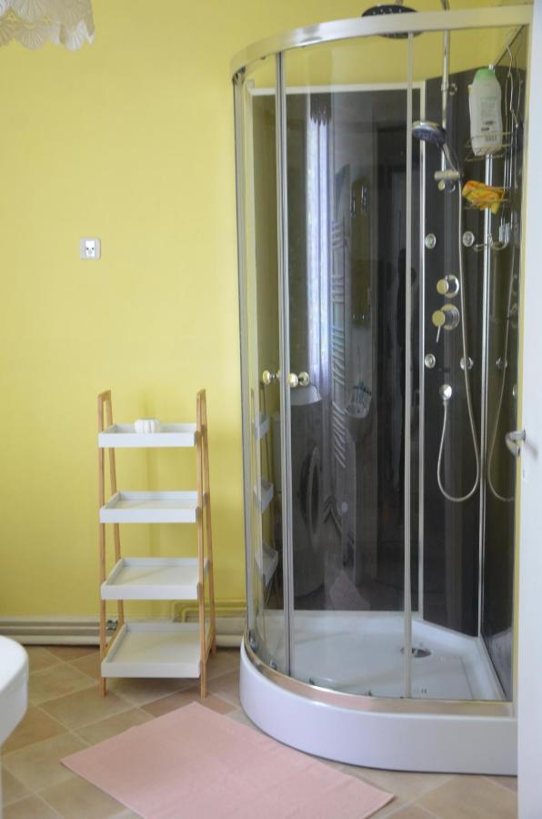 AU BORD DE L'EAU appartement 50 M2 Chambon-sur-Voueize Exterior foto